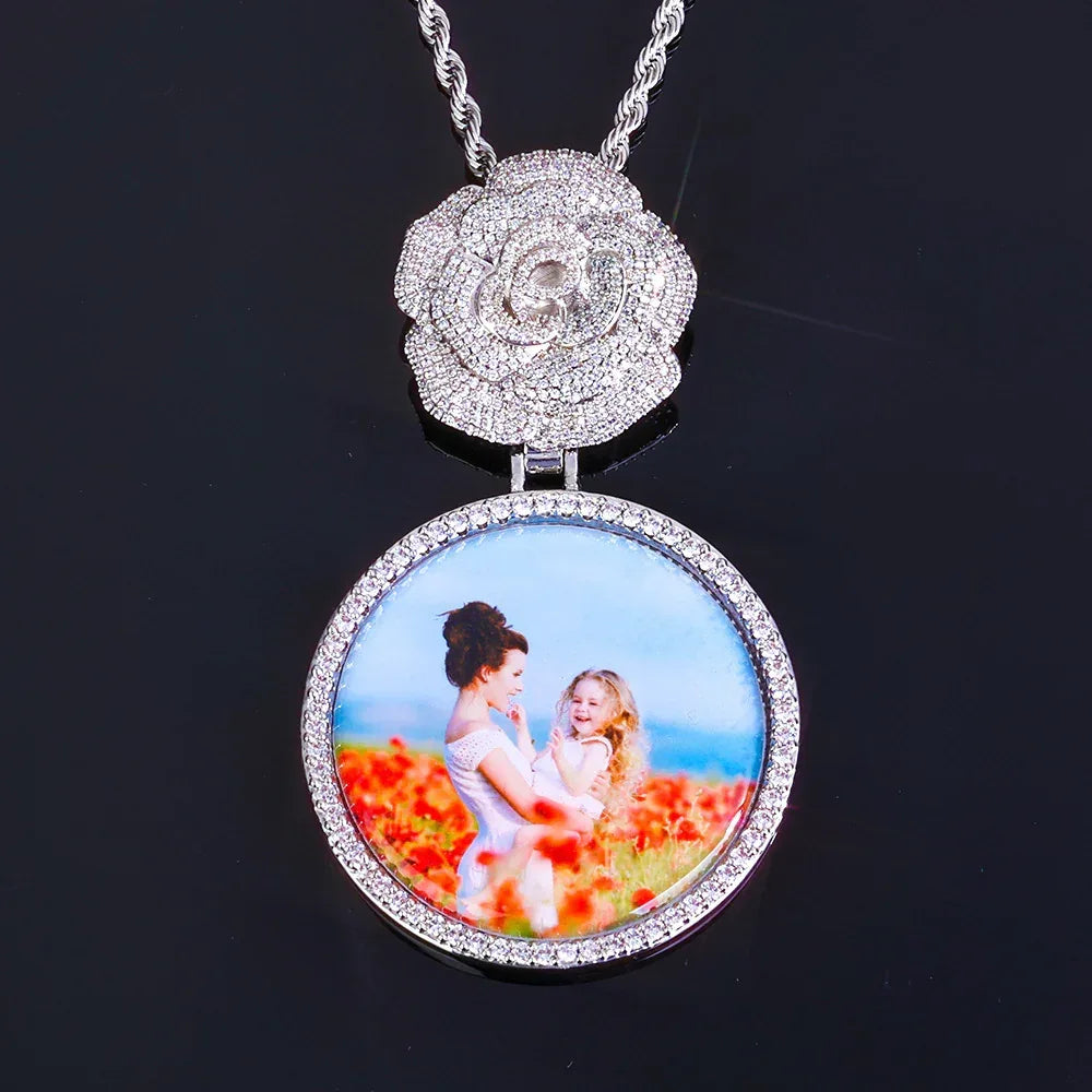 Rose Lock Round Photo Pendant Necklace with Customizable Frame for Men and Women | Caratix Jewelry - CaratixJewelry